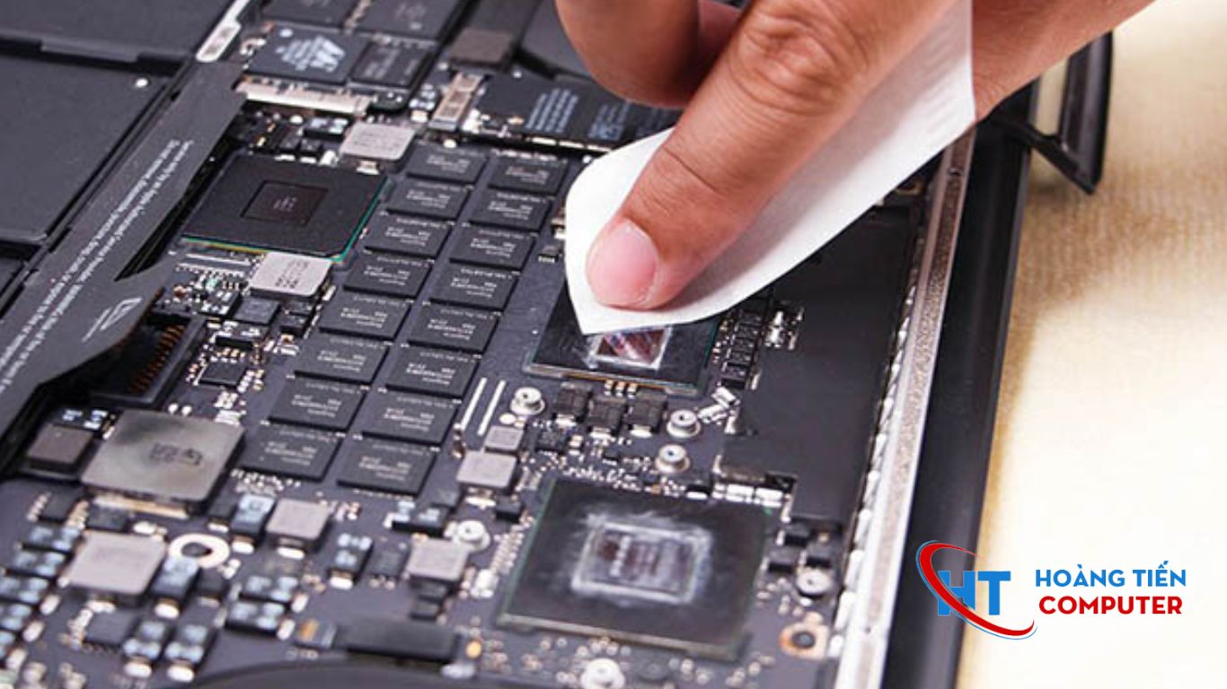 Dịch vụ vệ sinh laptop uy tín tại Hoàng Tiến Computer